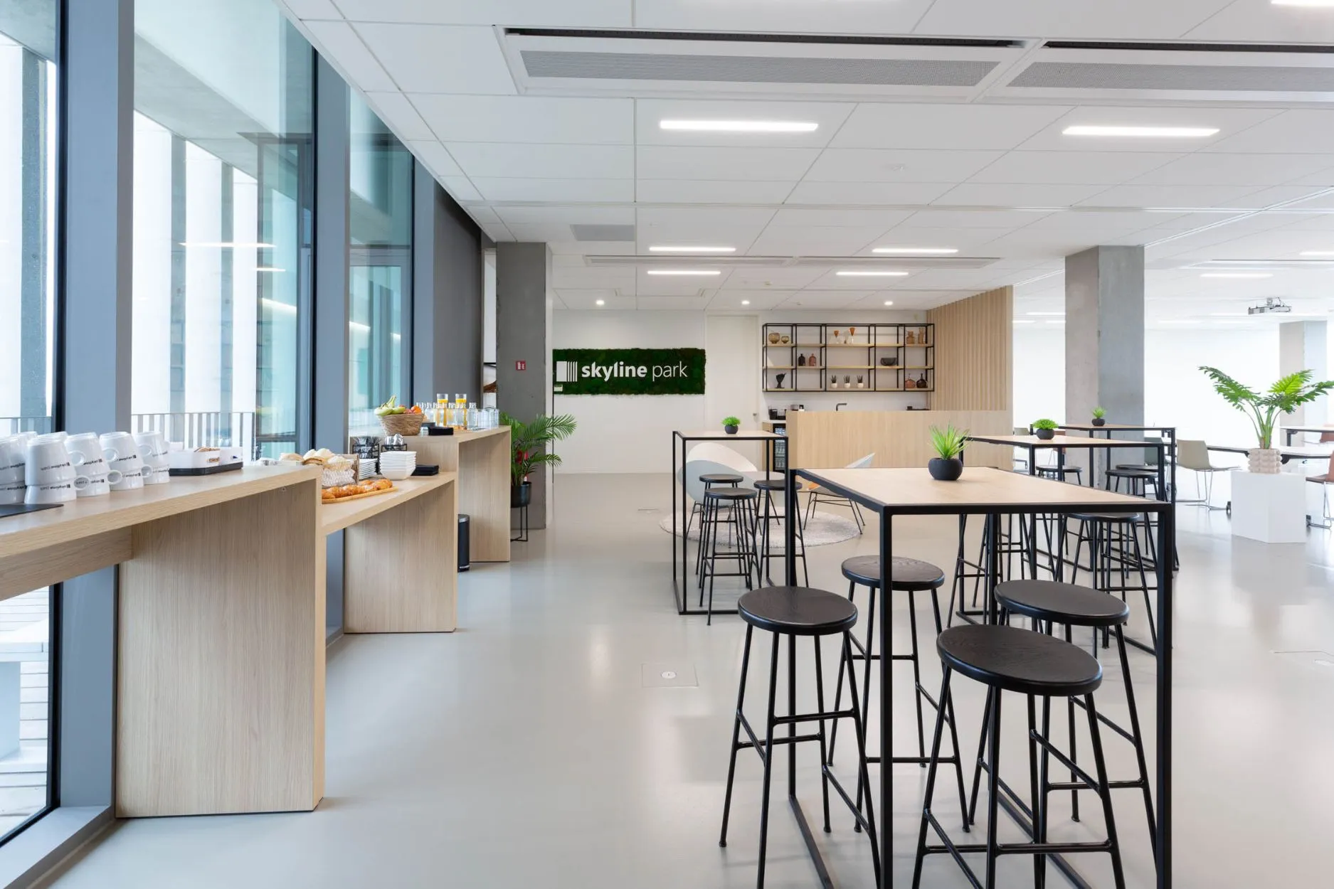 Break out deel van de Creative Hub waar catering voorzien kan worden met bartafels en krukken en een keuken
