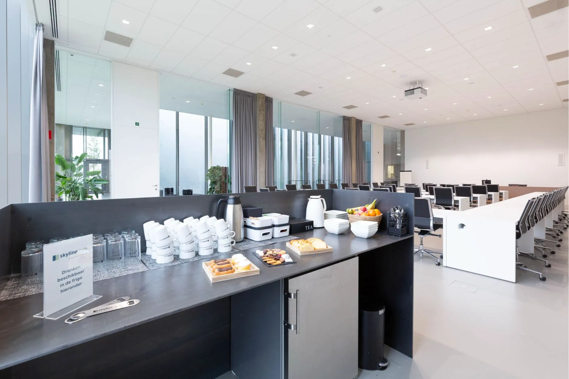 Break out deel van de Creative Hub waar catering voorzien kan worden met bartafels en krukken en een keuken