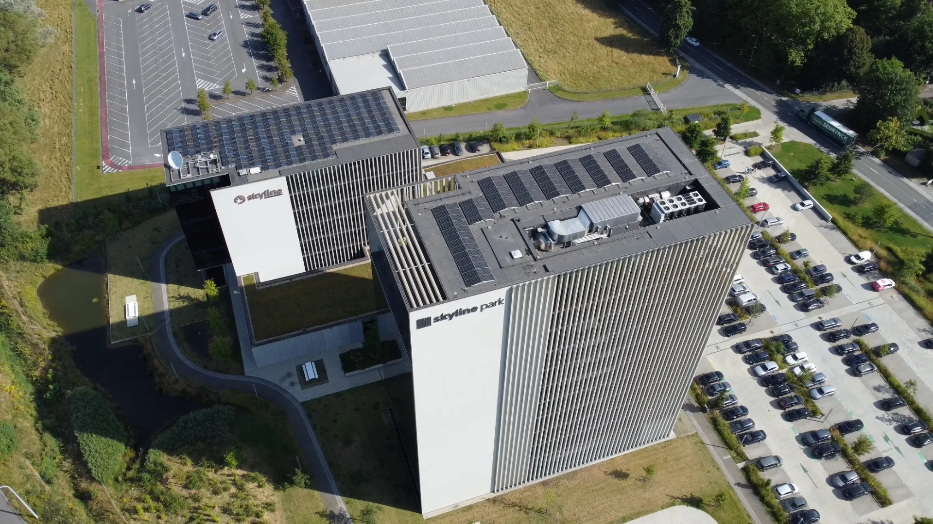 Zonnepanelen op het dak van Skyline Park voor hernieuwbare energie